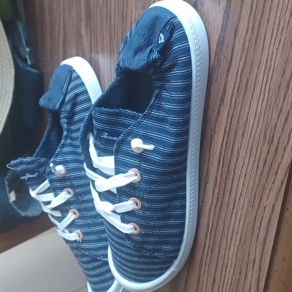 TOMMY BAHAMA Sz 9 No-Tie Memory Foam Slip-on Sneakers Navy Blue/White Striped - Picture 3 of 7